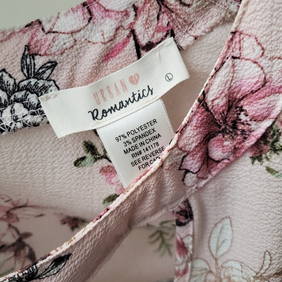 Gorgeous Bell Sleeve Floral Blouse 🌸 - Picture 6 of 8